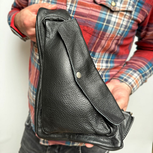 Кожаная сумка Gofin черная на плечо триугольная SMK-20048