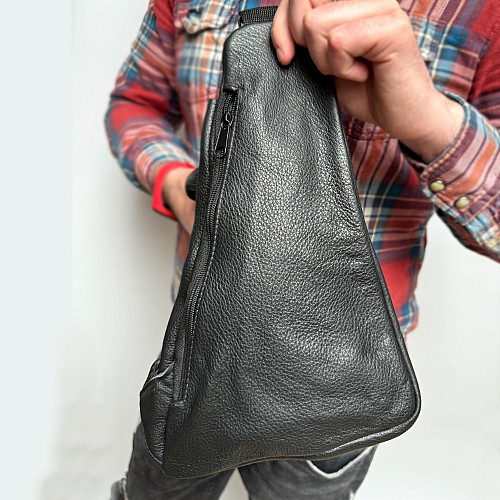 Кожаная сумка Gofin черная на плечо триугольная SMK-20048