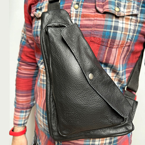 Кожаная сумка Gofin черная на плечо триугольная SMK-20048