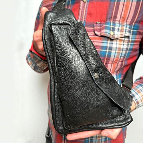 Кожаная сумка Gofin черная на плечо триугольная SMK-20048