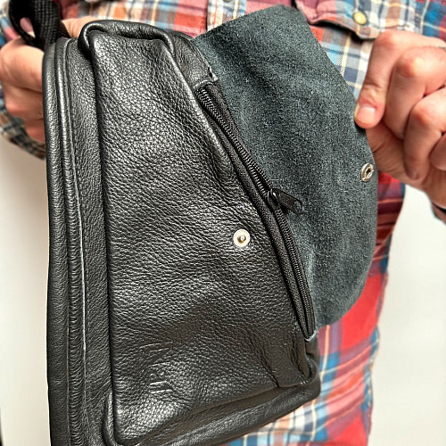 Кожаная сумка Gofin черная на плечо триугольная SMK-20048