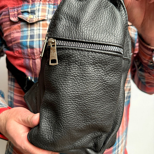 Кожаная сумка слинг Gofin черная на три замка 29х17 см SMK-20058