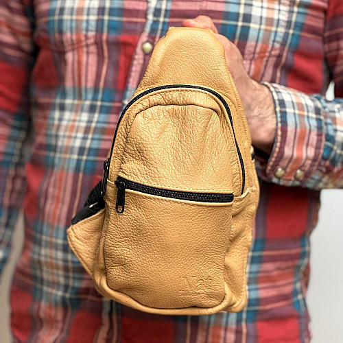 Сумка слинг кожаная Gofin бежевая на три замка 27х16 см SMK-20060