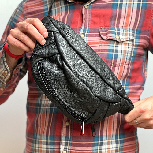 Шкіряна сумка бананка Gofin чорна догори ногами на три відділення 34х18 см SMK-20067