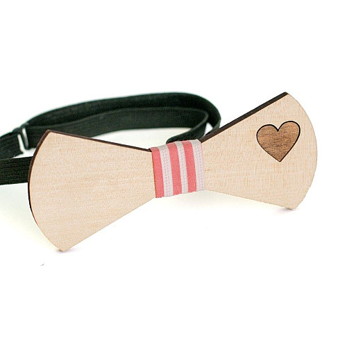 Деревяний краватка метелик з гравіруванням серця GBD-372