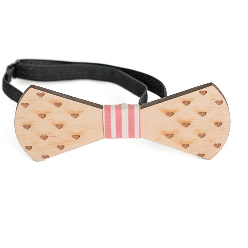 Деревянная галстук бабочка с гравировкой сердечек GBD-375