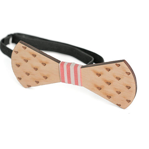 Деревянная галстук бабочка с гравировкой сердечек GBD-375