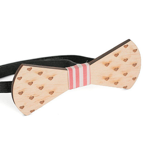 Деревянная галстук бабочка с гравировкой сердечек GBD-375